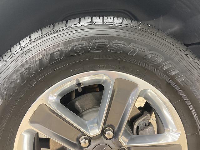 ジープ・ラングラーアンリミテッド Ｕｎｌｉｍｉｔｅｄ　Ｓａｈａｒａ　８型ナビ／レーダークルーズコントロール／ブラインドスポットモニター／シートヒーター／ステアリングヒーター／クリアランスソナー／フルセグＴＶ／ＡＣ１００Ｖ電源／スマートキー／純正１８インチアルミホイール（25枚目）