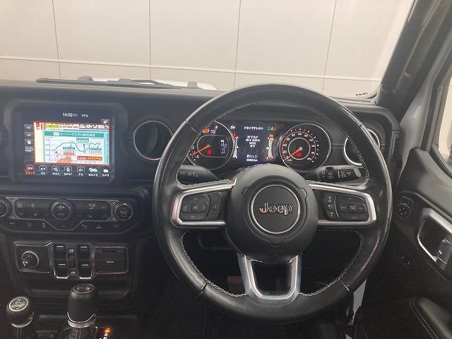 ジープ・ラングラーアンリミテッド Ｕｎｌｉｍｉｔｅｄ　Ｓａｈａｒａ　８型ナビ／レーダークルーズコントロール／ブラインドスポットモニター／シートヒーター／ステアリングヒーター／クリアランスソナー／フルセグＴＶ／ＡＣ１００Ｖ電源／スマートキー／純正１８インチアルミホイール（45枚目）