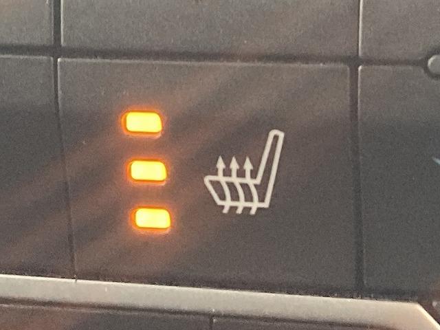 ジープ・ラングラーアンリミテッド Ｕｎｌｉｍｉｔｅｄ　Ｓａｈａｒａ　８型ナビ／レーダークルーズコントロール／ブラインドスポットモニター／シートヒーター／ステアリングヒーター／クリアランスソナー／フルセグＴＶ／ＡＣ１００Ｖ電源／スマートキー／純正１８インチアルミホイール（62枚目）