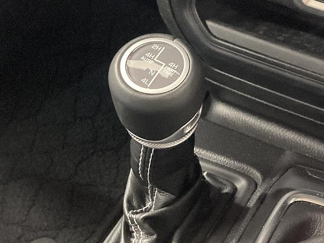 ジープ・ラングラーアンリミテッド Ｕｎｌｉｍｉｔｅｄ　Ｓａｈａｒａ　８型ナビ／レーダークルーズコントロール／ブラインドスポットモニター／シートヒーター／ステアリングヒーター／クリアランスソナー／フルセグＴＶ／ＡＣ１００Ｖ電源／スマートキー／純正１８インチアルミホイール（70枚目）