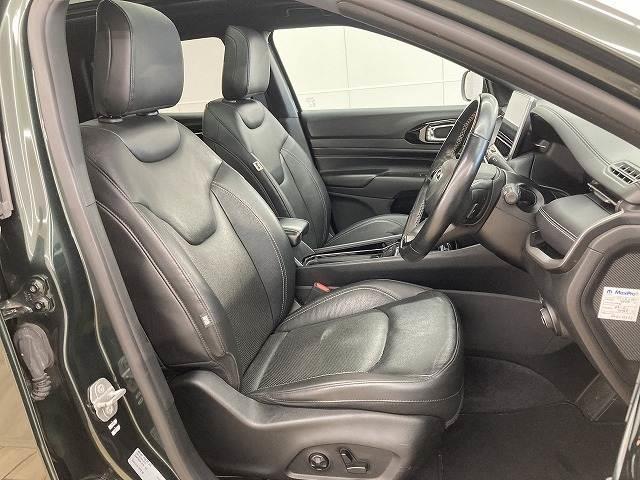 ジープ・コンパス ８０ｔｈアニバーサリーエディション　１０．１型モニター／レーダークルーズコントロール／全周囲モニター／黒革シート／サンルーフ／シートヒーター／ステアリングヒーター／電動リクライニングシート／オートホールド／プッシュスタート／ＥＴＣ（5枚目）