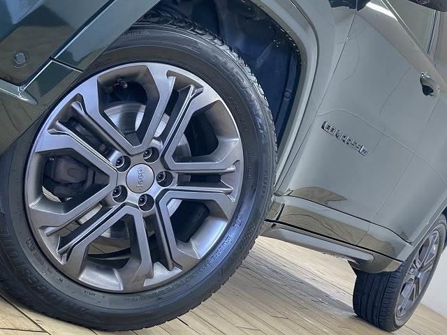 ジープ・コンパス ８０ｔｈアニバーサリーエディション　１０．１型モニター／レーダークルーズコントロール／全周囲モニター／黒革シート／サンルーフ／シートヒーター／ステアリングヒーター／電動リクライニングシート／オートホールド／プッシュスタート／ＥＴＣ（19枚目）