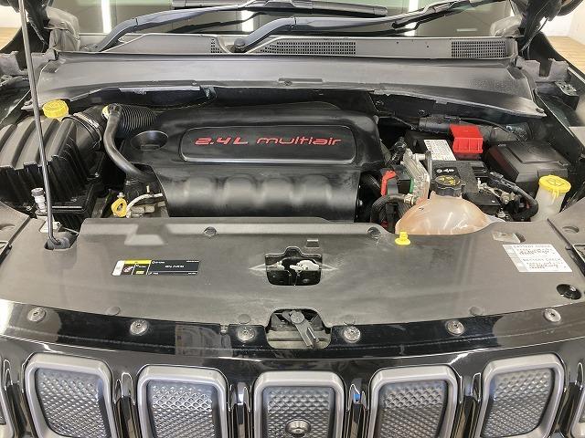 ジープ・コンパス ８０ｔｈアニバーサリーエディション　１０．１型モニター／レーダークルーズコントロール／全周囲モニター／黒革シート／サンルーフ／シートヒーター／ステアリングヒーター／電動リクライニングシート／オートホールド／プッシュスタート／ＥＴＣ（21枚目）