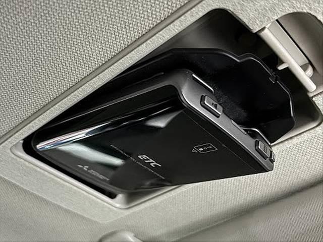 【ＥＴＣ車載器】を装備しておりますので、ご納車直後からの遠距離ドライブも可能です。土日の利用料金の割引や、朝夕の通行料金を割引料金で高速道路をお楽しみいただけます。