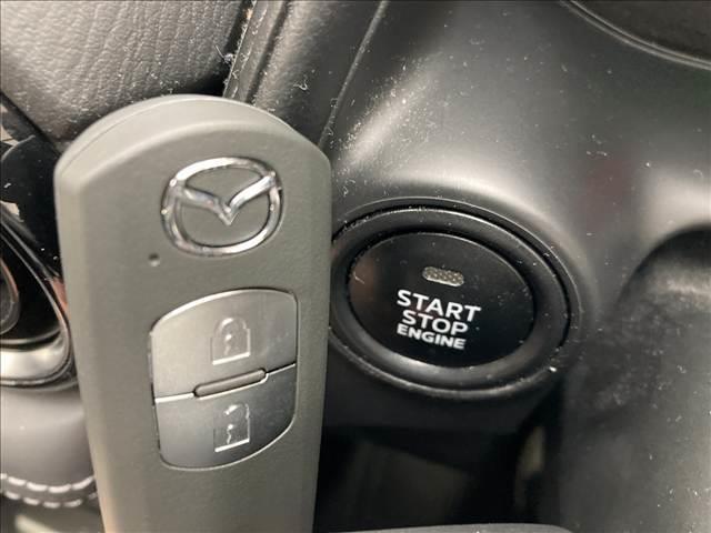 【スマートキー・プッシュスタート】キーを身につけている状態なら、ドアに付いているスイッチを押すだけで、ドアロックの開閉ができる機能。エンジン始動も便利です。