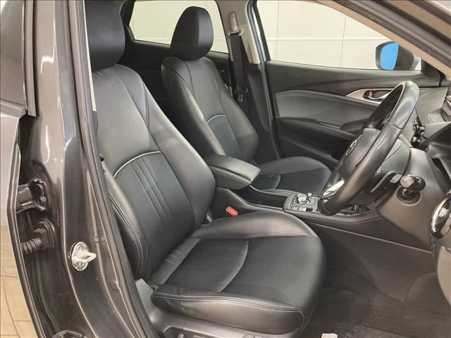 【フロントシート】破れ・へたりも少なく、ご覧の通りきれいな状態を維持しております。また、室内クリーニング・コーティングもご用命いただけます。