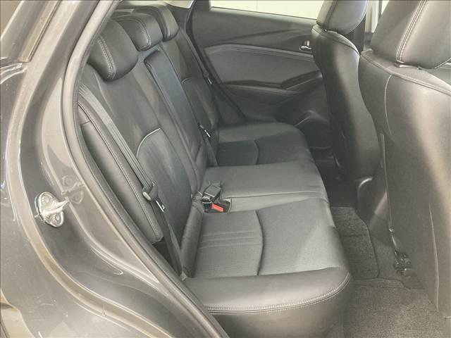 【リアシート】後部座席も気になるようなキズ・汚れやへたり等、大きなダメージはなく、良好な状態です。