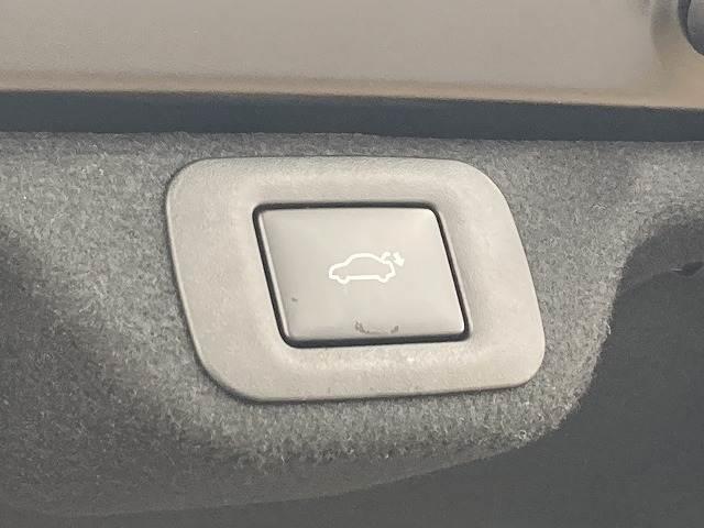 クラウンクロスオーバー Ｇ　“Ａｄｖａｎｃｅｄ・Ｌｅａｔｈｅｒ　Ｐａｃｋａｇｅ”　純正ナビ／全周囲モニター／電動リアゲート／レーダークルーズコントロール／ブラインドスポットモニター／ＡＣ１００Ｖ／シートヒーター／シートクーラー／黒革シート／４眼ＬＥＤヘッドライト／置くだけ充電（8枚目）