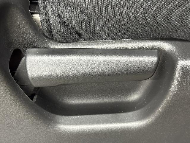 ジムニー □XC シートヒーター/衝突軽減/LEDヘッドライト/SUZUKIグリル/スマートキー/プッシュスタート/クルーズコントロール/オートエアコン/ディスプレイオーディオ/車両逸脱警報/MT車両/バックカメラ/(31枚目)