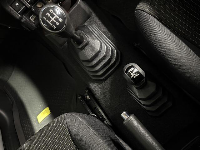 ジムニー □XC シートヒーター/衝突軽減/LEDヘッドライト/SUZUKIグリル/スマートキー/プッシュスタート/クルーズコントロール/オートエアコン/ディスプレイオーディオ/車両逸脱警報/MT車両/バックカメラ/(32枚目)