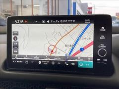 【純正ナビ】一体感のあるナビは、高級感ある車内を演出してくれます。Ｂｌｕｅｔｏｏｔｈ再生などオーディオ機能も充実しておりますので、運転もより楽しめます♪ 4