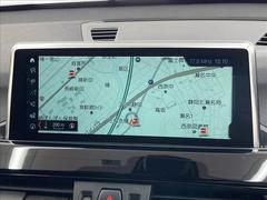 【純正ナビ】一体感のあるナビは、高級感ある車内を演出してくれます。Ｂｌｕｅｔｏｏｔｈ再生などオーディオ機能も充実しておりますので、運転もより楽しめます♪ 4