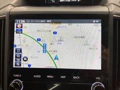 【純正ナビ】一体感のあるナビは、高級感ある車内を演出してくれます。Ｂｌｕｅｔｏｏｔｈ再生などオーディオ機能も充実しておりますので、運転もより楽しめます♪ 4