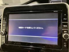 【純正ナビ】一体感のあるナビは、高級感ある車内を演出してくれます。Ｂｌｕｅｔｏｏｔｈ再生などオーディオ機能も充実しておりますので、運転もより楽しめます♪ 4