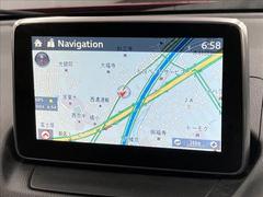 【純正ナビ】一体感のあるナビは、高級感ある車内を演出してくれます。Ｂｌｕｅｔｏｏｔｈ再生などオーディオ機能も充実しておりますので、運転もより楽しめます♪ 4