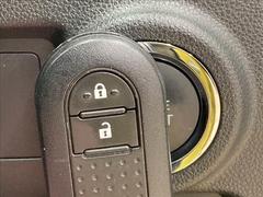 【スマートキー・プッシュスタート】キーを身につけている状態なら、ドアに付いているスイッチを押すだけで、ドアロックの開閉ができる機能。エンジン始動も便利です。 7