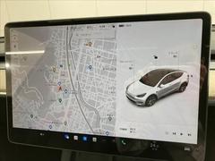 【純正ナビ】一体感のあるナビは、高級感ある車内を演出してくれます。Ｂｌｕｅｔｏｏｔｈ再生などオーディオ機能も充実しておりますので、運転もより楽しめます♪ 4