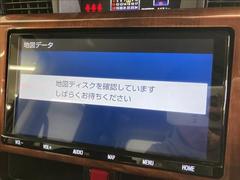 【純正ナビ】一体感のあるナビは、高級感ある車内を演出してくれます。Ｂｌｕｅｔｏｏｔｈ再生などオーディオ機能も充実しておりますので、運転もより楽しめます♪ 4