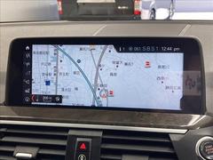 【純正ナビ】一体感のあるナビは、高級感ある車内を演出してくれます。Ｂｌｕｅｔｏｏｔｈ再生などオーディオ機能も充実しておりますので、運転もより楽しめます♪ 4