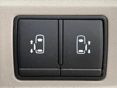 【両側電動スライドドア】運転席よりボタンひとつで開閉可能なスライドドアです。雨の日のお迎えの時など役立ちますね。 6