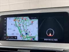 【純正ナビ】一体感のあるナビは、高級感ある車内を演出してくれます。Ｂｌｕｅｔｏｏｔｈ再生などオーディオ機能も充実しておりますので、運転もより楽しめます♪ 4