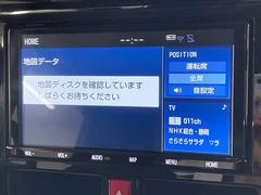 【純正ナビ】一体感のあるナビは、高級感ある車内を演出してくれます。Ｂｌｕｅｔｏｏｔｈ再生などオーディオ機能も充実しておりますので、運転もより楽しめます♪ 4