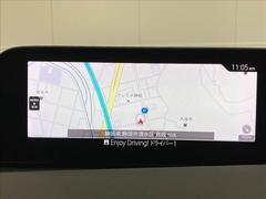 【純正ナビ】一体感のあるナビは、高級感ある車内を演出してくれます。Ｂｌｕｅｔｏｏｔｈ再生などオーディオ機能も充実しておりますので、運転もより楽しめます♪ 4