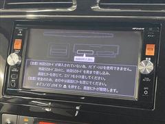 【純正ナビ】一体感のあるナビは、高級感ある車内を演出してくれます。Ｂｌｕｅｔｏｏｔｈ再生などオーディオ機能も充実しておりますので、運転もより楽しめます♪ 4