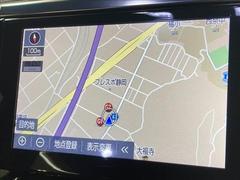 【純正ナビ】一体感のあるナビは、高級感ある車内を演出してくれます。Ｂｌｕｅｔｏｏｔｈ再生などオーディオ機能も充実しておりますので、運転もより楽しめます♪ 4