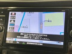 【純正ナビ】一体感のあるナビは、高級感ある車内を演出してくれます。Ｂｌｕｅｔｏｏｔｈ再生などオーディオ機能も充実しておりますので、運転もより楽しめます♪ 4