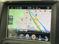 【純正ナビ】一体感のあるナビは、高級感ある車内を演出してくれます。Ｂｌｕｅｔｏｏｔｈ再生などオーディオ機能も充実しておりますので、運転もより楽しめます♪ 4