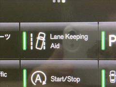 【レーンキープ】走行車線の逸脱を教えてくれる機能。走行時に、クルマが車線から外れていることをカメラが検知すると、ステアリングを微振動させてドライバーに警告します。 7