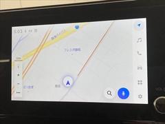 【純正ナビ】一体感のあるナビは、高級感ある車内を演出してくれます。Ｂｌｕｅｔｏｏｔｈ再生などオーディオ機能も充実しておりますので、運転もより楽しめます♪ 4