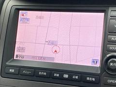 【純正ナビ】一体感のあるナビは、高級感ある車内を演出してくれます。Ｂｌｕｅｔｏｏｔｈ再生などオーディオ機能も充実しておりますので、運転もより楽しめます♪ 4