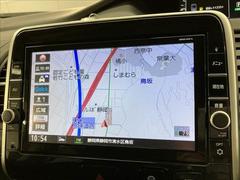 【純正ナビ】一体感のあるナビは、高級感ある車内を演出してくれます。Ｂｌｕｅｔｏｏｔｈ再生などオーディオ機能も充実しておりますので、運転もより楽しめます♪ 4