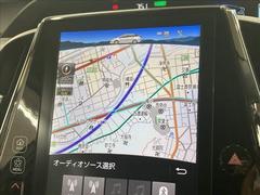 【純正ナビ】一体感のあるナビは、高級感ある車内を演出してくれます。Ｂｌｕｅｔｏｏｔｈ再生などオーディオ機能も充実しておりますので、運転もより楽しめます♪ 4