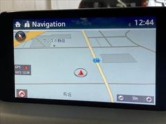 【純正ナビ】一体感のあるナビは、高級感ある車内を演出してくれます。Ｂｌｕｅｔｏｏｔｈ再生などオーディオ機能も充実しておりますので、運転もより楽しめます♪ 4