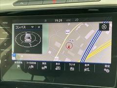 【純正ナビ】一体感のあるナビは、高級感ある車内を演出してくれます。Ｂｌｕｅｔｏｏｔｈ再生などオーディオ機能も充実しておりますので、運転もより楽しめます♪ 4