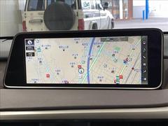 【純正ナビ】一体感のあるナビは、高級感ある車内を演出してくれます。Ｂｌｕｅｔｏｏｔｈ再生などオーディオ機能も充実しておりますので、運転もより楽しめます♪ 4