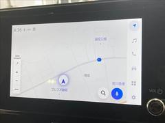 【純正ナビ】一体感のあるナビは、高級感ある車内を演出してくれます。Ｂｌｕｅｔｏｏｔｈ再生などオーディオ機能も充実しておりますので、運転もより楽しめます♪ 4