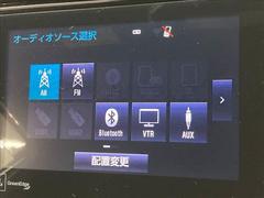 【純正ナビ】一体感のあるナビは、高級感ある車内を演出してくれます。Ｂｌｕｅｔｏｏｔｈ再生などオーディオ機能も充実しておりますので、運転もより楽しめます♪ 4