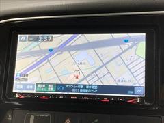 【純正ナビ】一体感のあるナビは、高級感ある車内を演出してくれます。Ｂｌｕｅｔｏｏｔｈ再生などオーディオ機能も充実しておりますので、運転もより楽しめます♪ 4