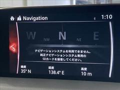 【純正ナビ】一体感のあるナビは、高級感ある車内を演出してくれます。Ｂｌｕｅｔｏｏｔｈ再生などオーディオ機能も充実しておりますので、運転もより楽しめます♪ 4