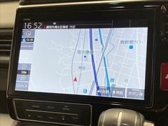 【純正ナビ】一体感のあるナビは、高級感ある車内を演出してくれます。Ｂｌｕｅｔｏｏｔｈ再生などオーディオ機能も充実しておりますので、運転もより楽しめます♪ 4