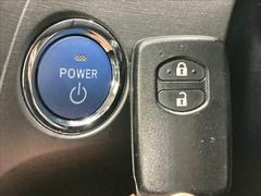 【スマートキー・プッシュスタート】キーを身につけている状態なら、ドアに付いているスイッチを押すだけで、ドアロックの開閉ができる機能。エンジン始動も便利です。 7