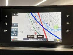 【純正ナビ】一体感のあるナビは、高級感ある車内を演出してくれます。Ｂｌｕｅｔｏｏｔｈ再生などオーディオ機能も充実しておりますので、運転もより楽しめます♪ 4