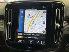 【純正ナビ】一体感のあるナビは、高級感ある車内を演出してくれます。Ｂｌｕｅｔｏｏｔｈ再生などオーディオ機能も充実しておりますので、運転もより楽しめます♪ 4