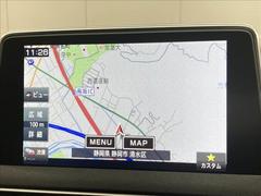 【純正ナビ】一体感のあるナビは、高級感ある車内を演出してくれます。Ｂｌｕｅｔｏｏｔｈ再生などオーディオ機能も充実しておりますので、運転もより楽しめます♪ 4