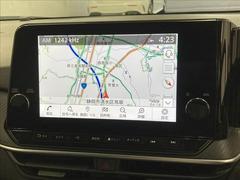 【純正ナビ】一体感のあるナビは、高級感ある車内を演出してくれます。Ｂｌｕｅｔｏｏｔｈ再生などオーディオ機能も充実しておりますので、運転もより楽しめます♪ 4
