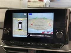 【アラウンドビューモニター】を装備しております。全周囲カメラで危険察知。狭い駐車場でも安心して駐車できますね。 5